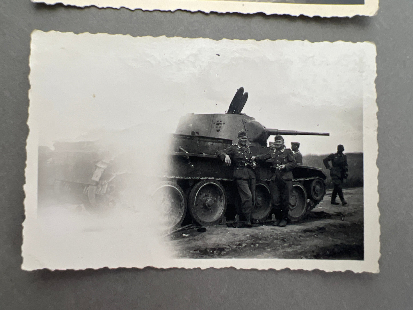 WW2 Tysk Wehrmacht Privatfotos fra Østfronten med russisk Panzer. 2 Sanitäter soldater med armbind og forbindingstasker. Original.