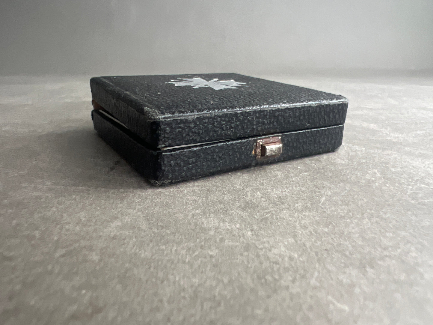 WW2 Tysk Kriegsverdienstkreuz 1. Klasse i Æske. Fremstiller L/11. Original.