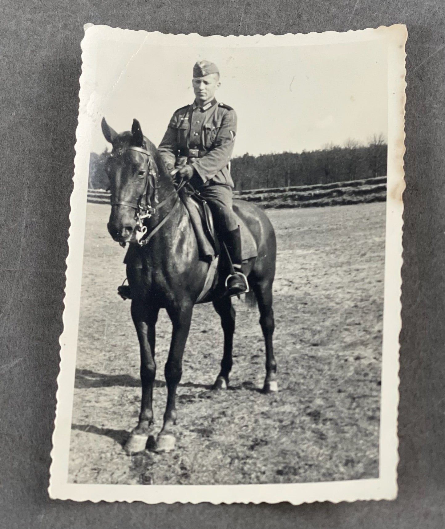 WW2 Tysk Wehrmacht Foto af soldat til hest. Original.