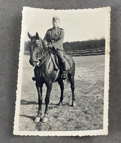 WW2 Tysk Wehrmacht Foto af soldat til hest. Original.