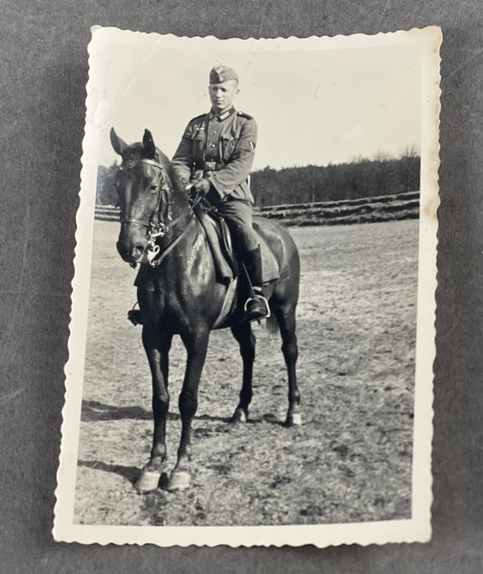 WW2 Tysk Wehrmacht Foto af soldat til hest. Original.