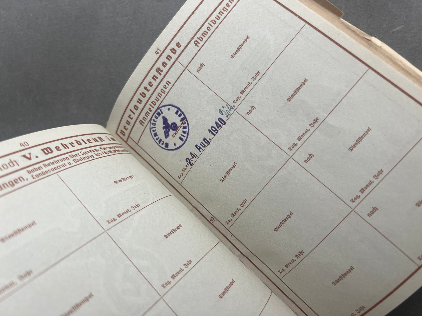 WW2 Tysk Wehrmacht Sanitäter Wehrpass i Mindeomslag, med hans dødsannonce, dødsattest mv.. Sjælden. Original.