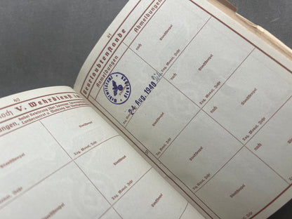 WW2 Tysk Wehrmacht Sanitäter Wehrpass i Mindeomslag, med hans dødsannonce, dødsattest mv.. Sjælden. Original.