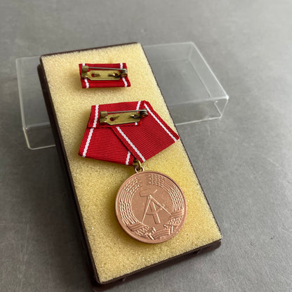 Østtysk DDR Medalje. I æske. Original.