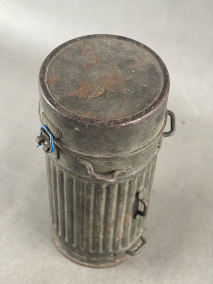 WW2 Tysk "1. Model" Gasmaske Beholder. Genudleveret med tyk bemaling. Sjælden. Original.