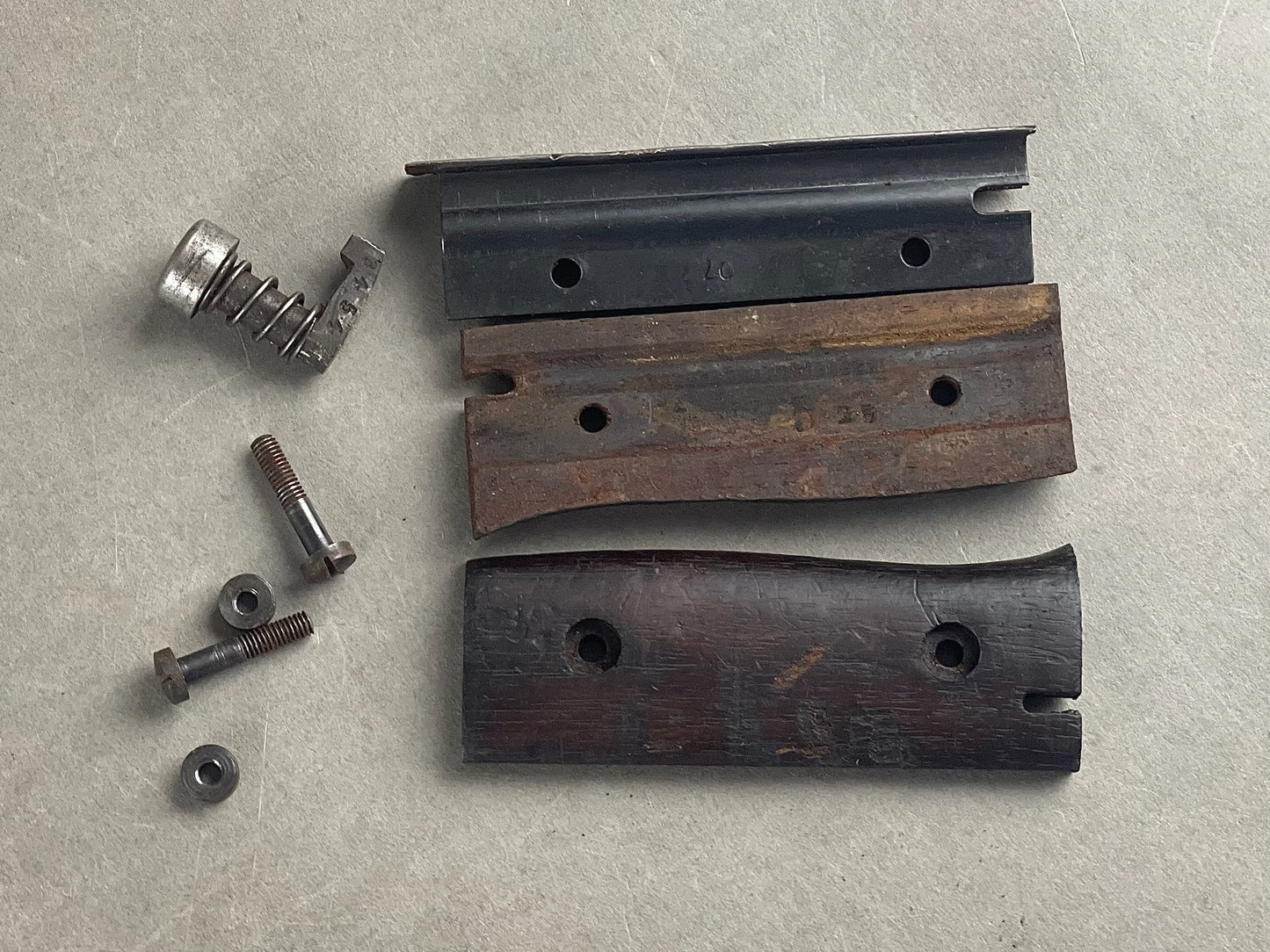 WW2 Tysk Lot af K98 Reservedele. Skæfte, inderskæfte, skruer mv. Original.