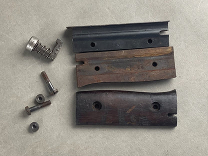 WW2 Tysk Lot af K98 Reservedele. Skæfte, inderskæfte, skruer mv. Original.