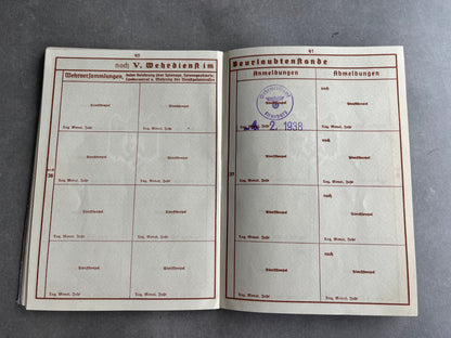 WW2 Tysk Wehrpass. Fra Flensburg med dansk efternavn "Petersen". Original.