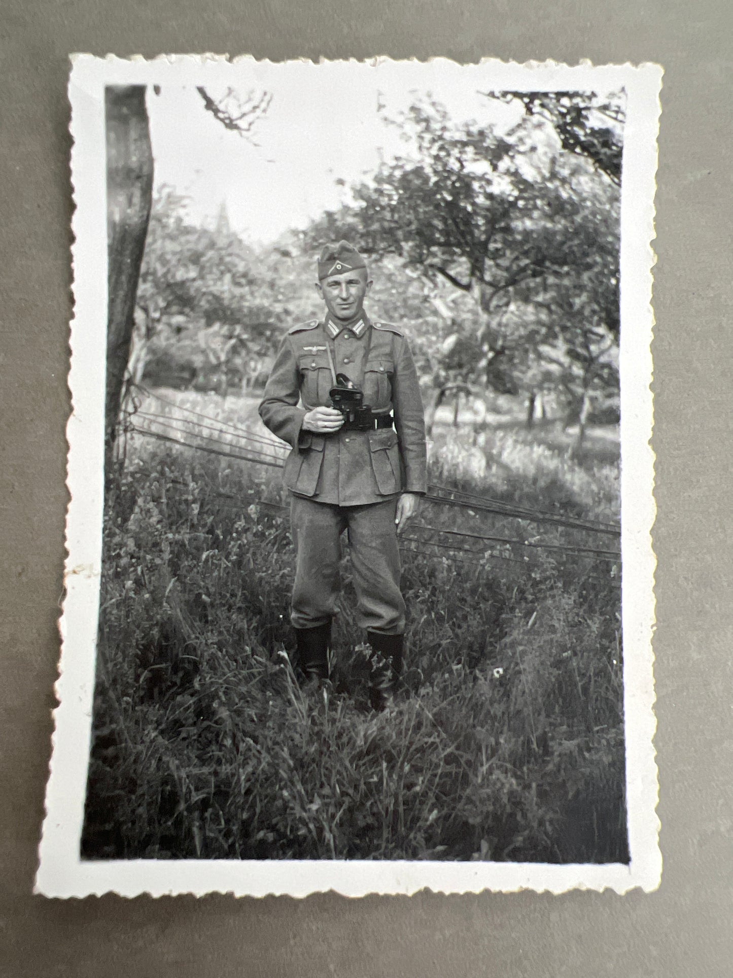 WW2 Tysk Wehrmacht Front Foto. Med skråhue og kikkert. Original.