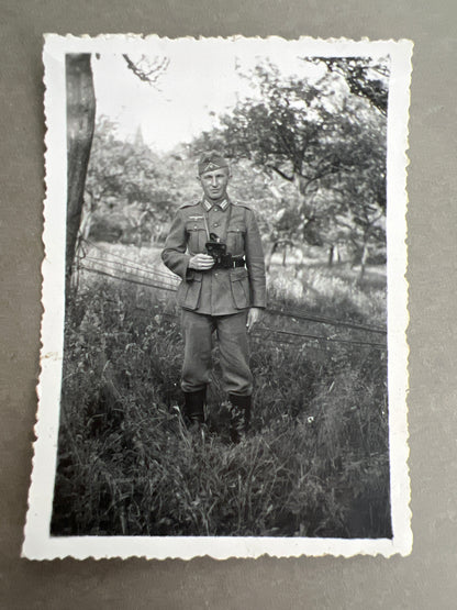 WW2 Tysk Wehrmacht Front Foto. Med skråhue og kikkert. Original.