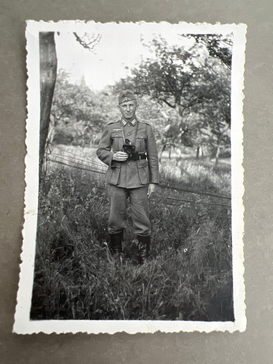 WW2 Tysk Wehrmacht Front Foto. Med skråhue og kikkert. Original.