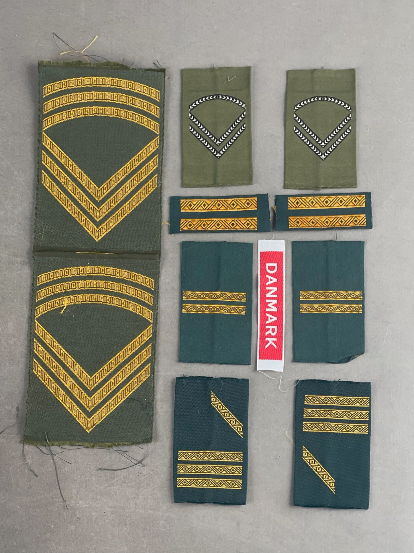 Blandet Lot af Danske Militær Stofmærker. Original.