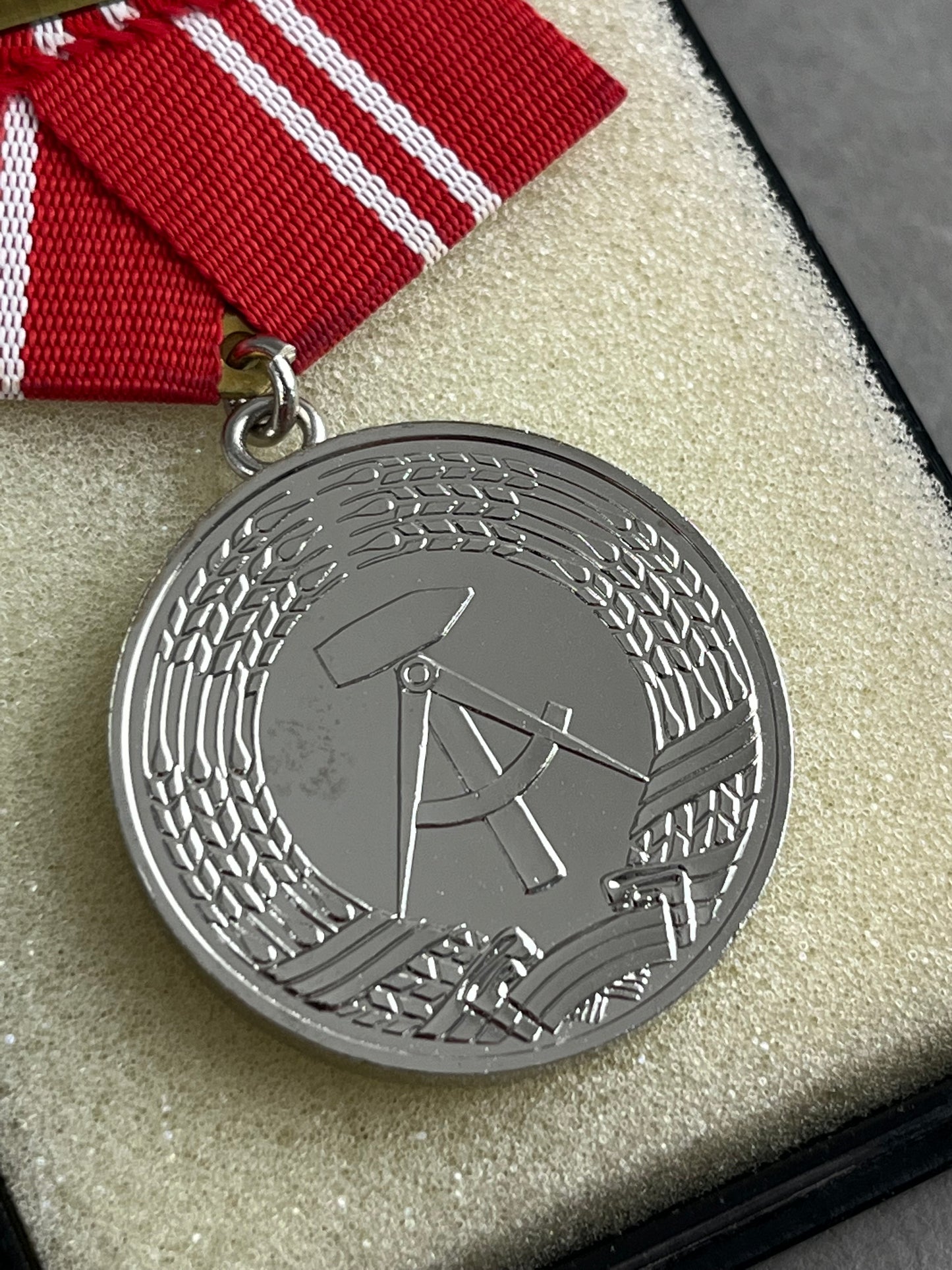 Østtysk DDR Medalje. I æske. Original.