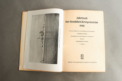 WW2 Tysk Kriegsmarine "Jahrbuch der deutschen Kriegsmarine" Bog. Original.