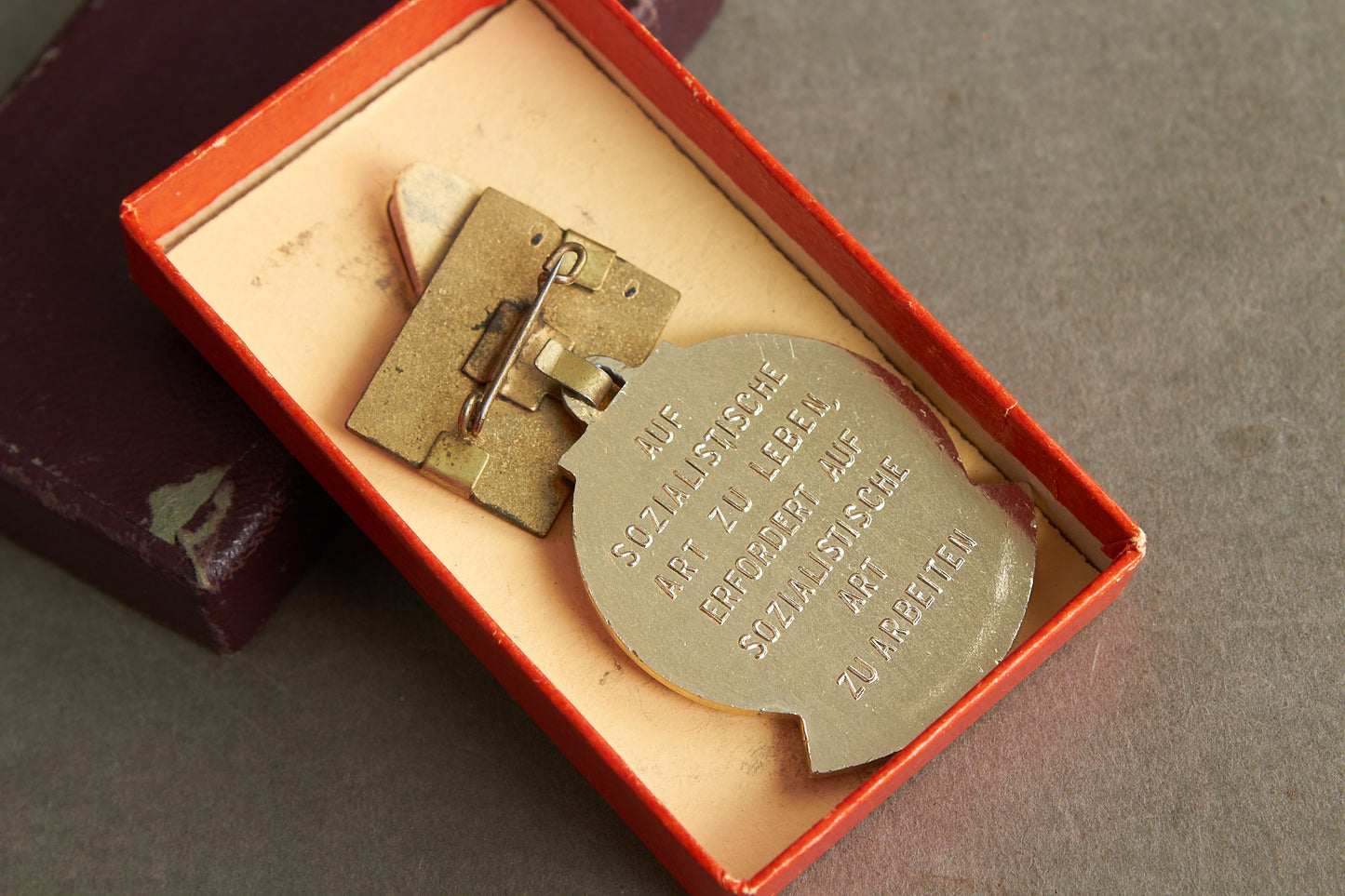 Østtysk DDR Medalje i æske. Original.