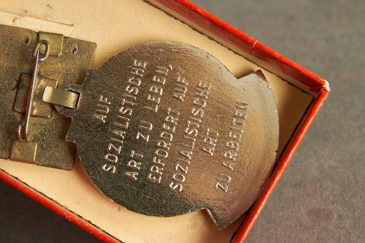 Østtysk DDR Medalje i æske. Original.