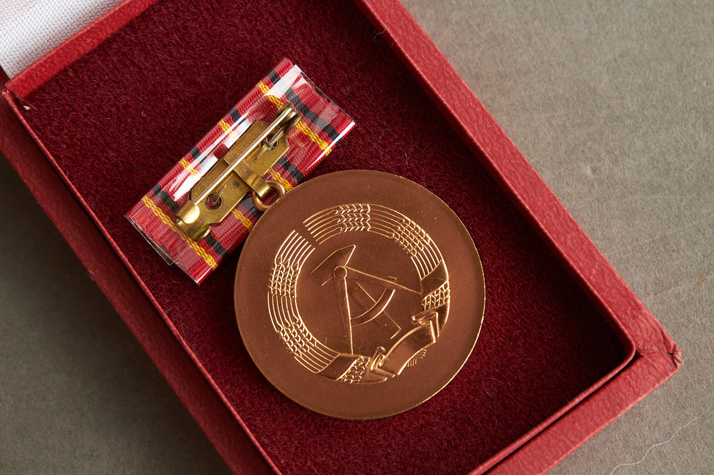 Østtysk DDR Medalje i æske. Original.