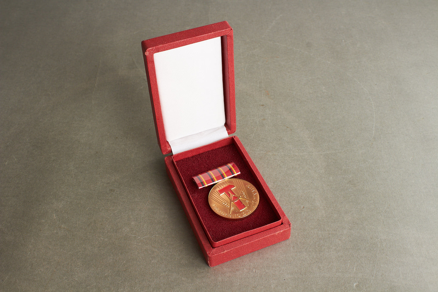 Østtysk DDR Medalje i æske. Original.