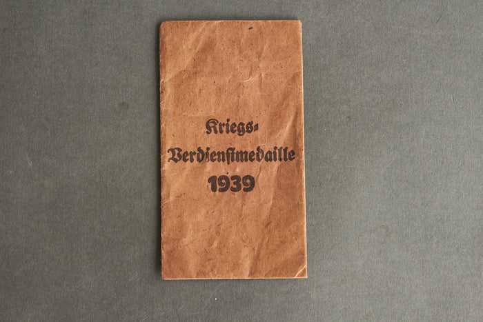 WW2 Tysk "Kriegsverdienstmedaille 1939" Tildelingspose. Fremstiller "Friedrich Orth". Original.