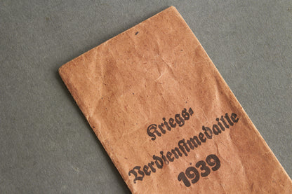 WW2 Tysk "Kriegsverdienstmedaille 1939" Tildelingspose. Fremstiller "Friedrich Orth". Original.
