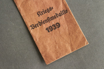WW2 Tysk "Kriegsverdienstmedaille 1939" Tildelingspose. Fremstiller "Friedrich Orth". Original.