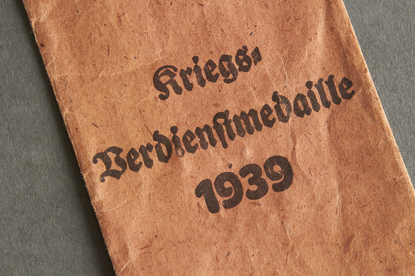 WW2 Tysk "Kriegsverdienstmedaille 1939" Tildelingspose. Fremstiller "Friedrich Orth". Original.