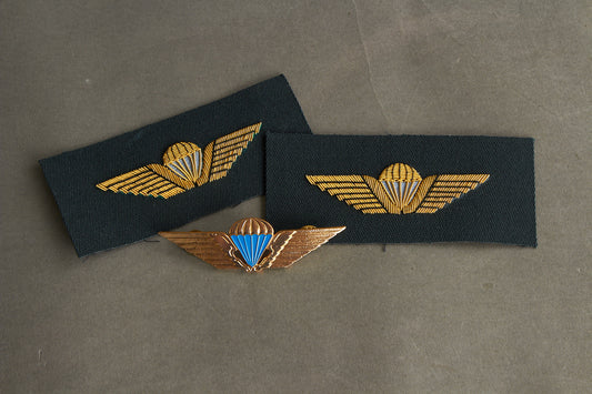 Dansk Jærgerkorpset "FALDGRU" Faldskærmsvinger. 2 broderede vinger, 1 metal. Original.