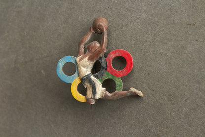 WW2 Tysk Olympiade Tinnie. Det ene ben er knækket. Original.