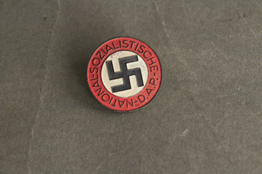 WW2 Tysk NSDAP M1/14 Medlemsmærke i Zink. Falmet i farven. Original.