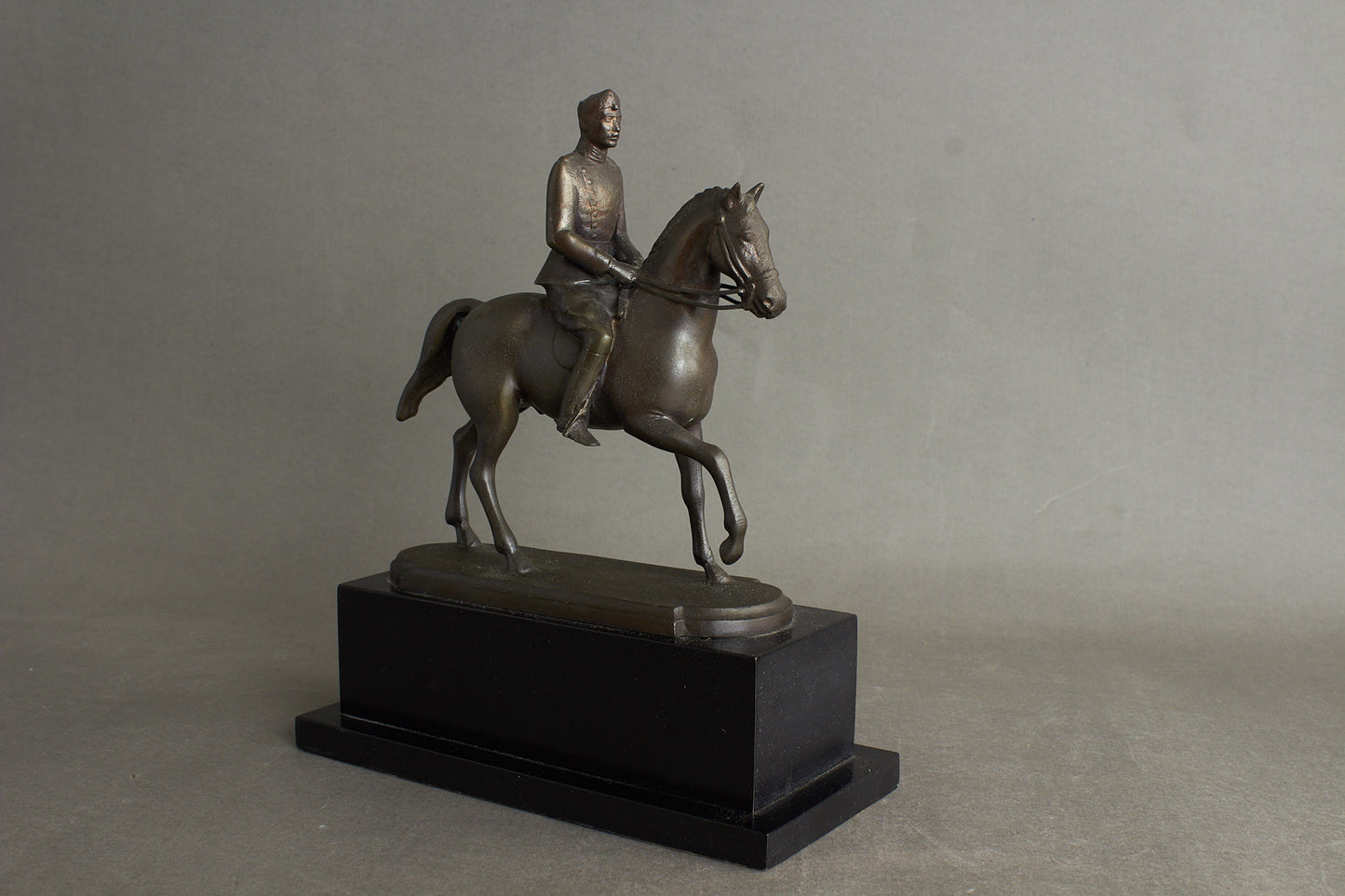 WW2 Dansk Kong Christian d. 10 til hest. Cirka 15 cm høj. Original.