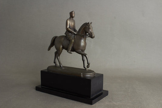 WW2 Dansk Kong Christian d. 10 til hest. Cirka 15 cm høj. Original.