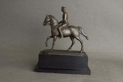 WW2 Dansk Kong Christian d. 10 til hest. Cirka 15 cm høj. Original.