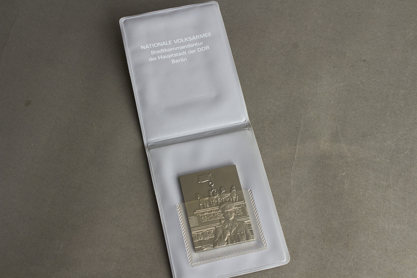 Østtysk DDR VA "Volksarmee" lille plakette. Original.