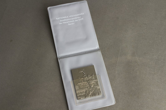 Østtysk DDR VA "Volksarmee" lille plakette. Original.