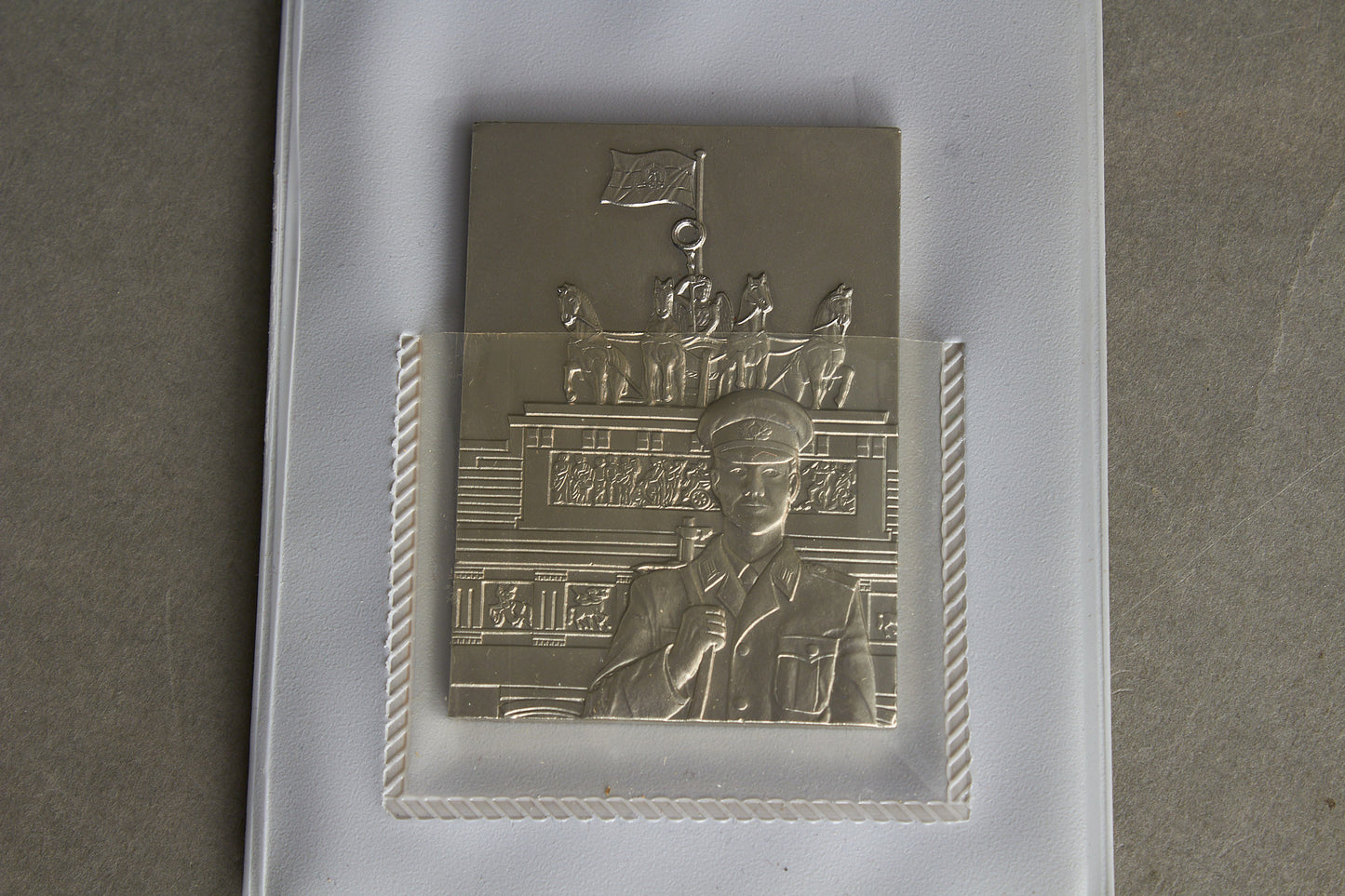 Østtysk DDR VA "Volksarmee" lille plakette. Original.