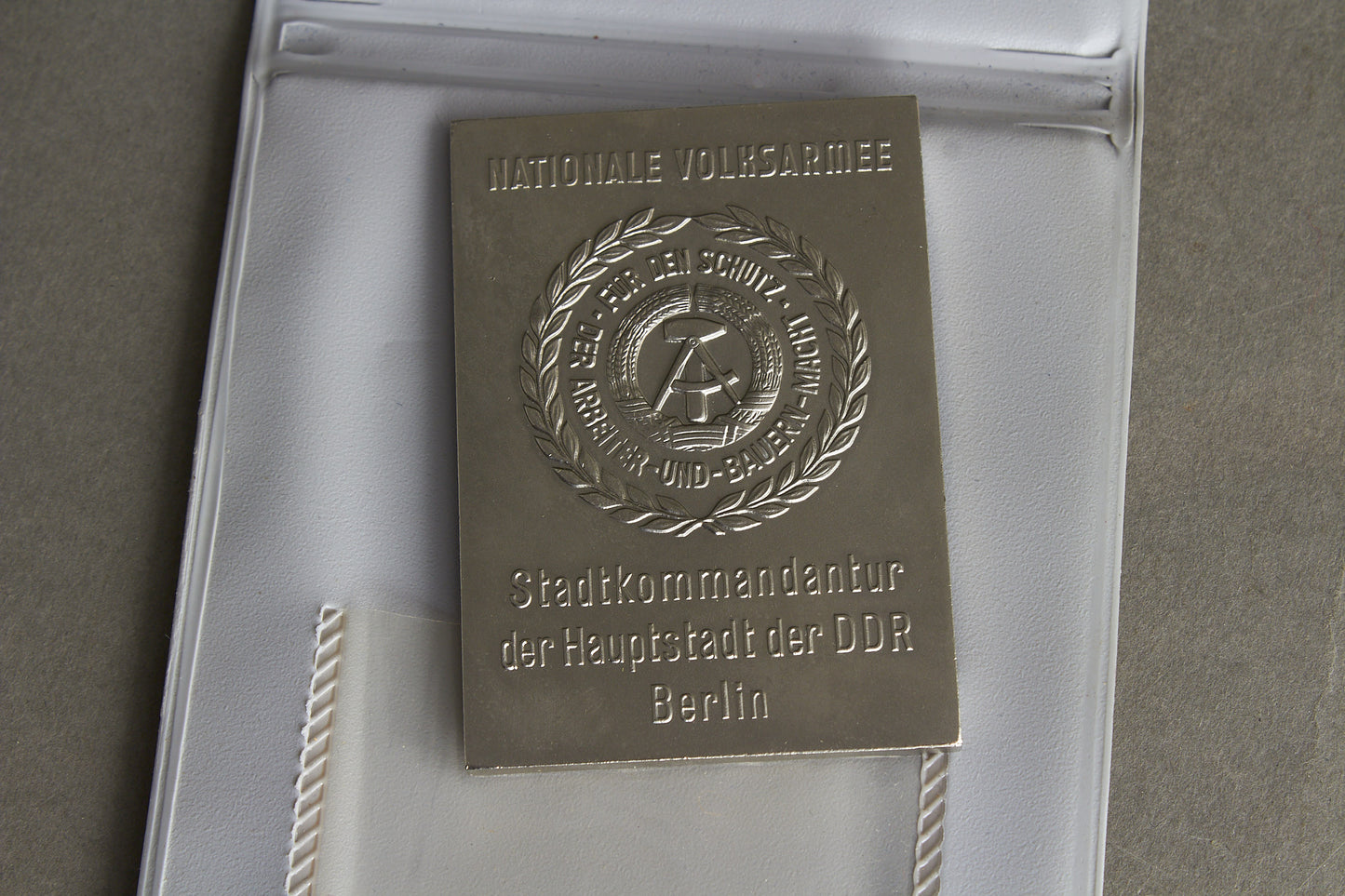 Østtysk DDR VA "Volksarmee" lille plakette. Original.