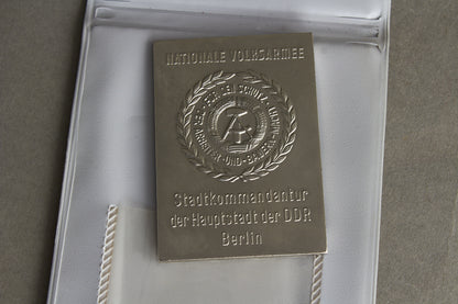 Østtysk DDR VA "Volksarmee" lille plakette. Original.
