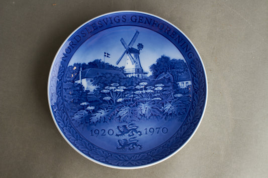 Dansk Royal Copenhagen Platte fra Genforeningens 50 års jubilæum. Original.