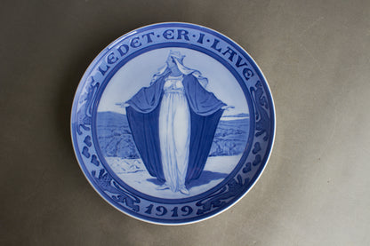 Dansk Royal Copenhagen Platte (Spisetallerken størrelse) fra Genforeningen i 1920. Ses ikke tit. Original.