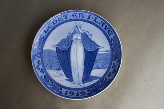 Dansk Royal Copenhagen Platte (Spisetallerken størrelse) fra Genforeningen i 1920. Ses ikke tit. Original.