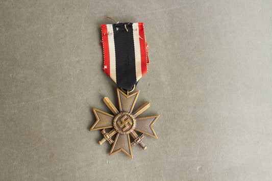 WW2 Tysk Kriegsverdienst Kreuz 2. Klasse m. Sværd. Original.