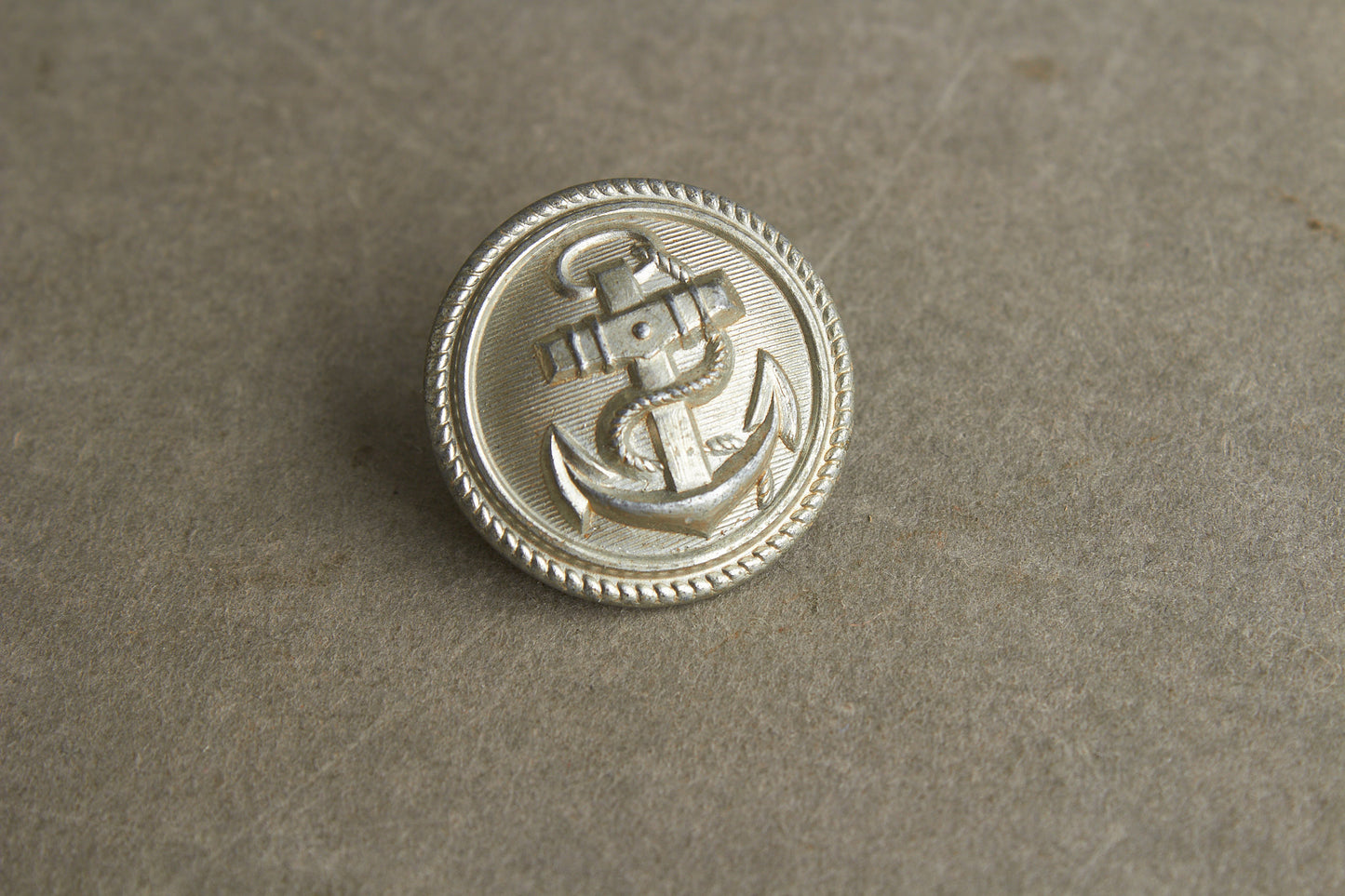 WW2 Tysk Kriegsmarine Administration Uniformsknap. Original.