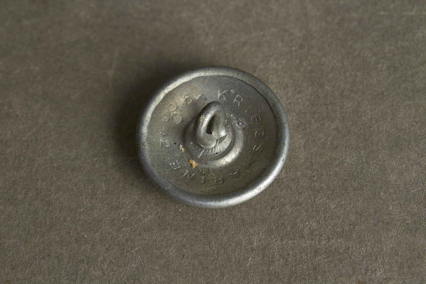 WW2 Tysk Kriegsmarine Administration Uniformsknap. Original.