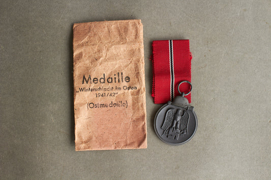 WW2 Tysk Sæt Østfront Medalje i pose. Pose og Medalje fra samme fremstiller. Stemplet "93" for "Richard Simm & Sohne". Original.