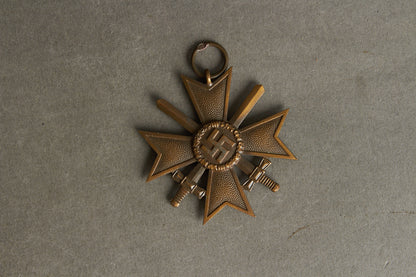 WW2 Tysk KVK m. Sværd. Stemplet fremstiller "85" i ringen. Original.