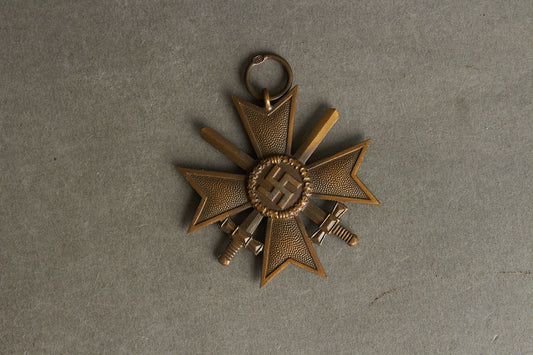 WW2 Tysk KVK m. Sværd. Stemplet fremstiller "85" i ringen. Original.