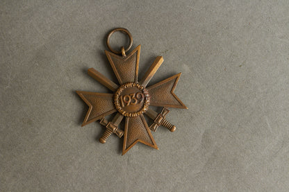 WW2 Tysk KVK m. Sværd. Stemplet fremstiller "85" i ringen. Original.