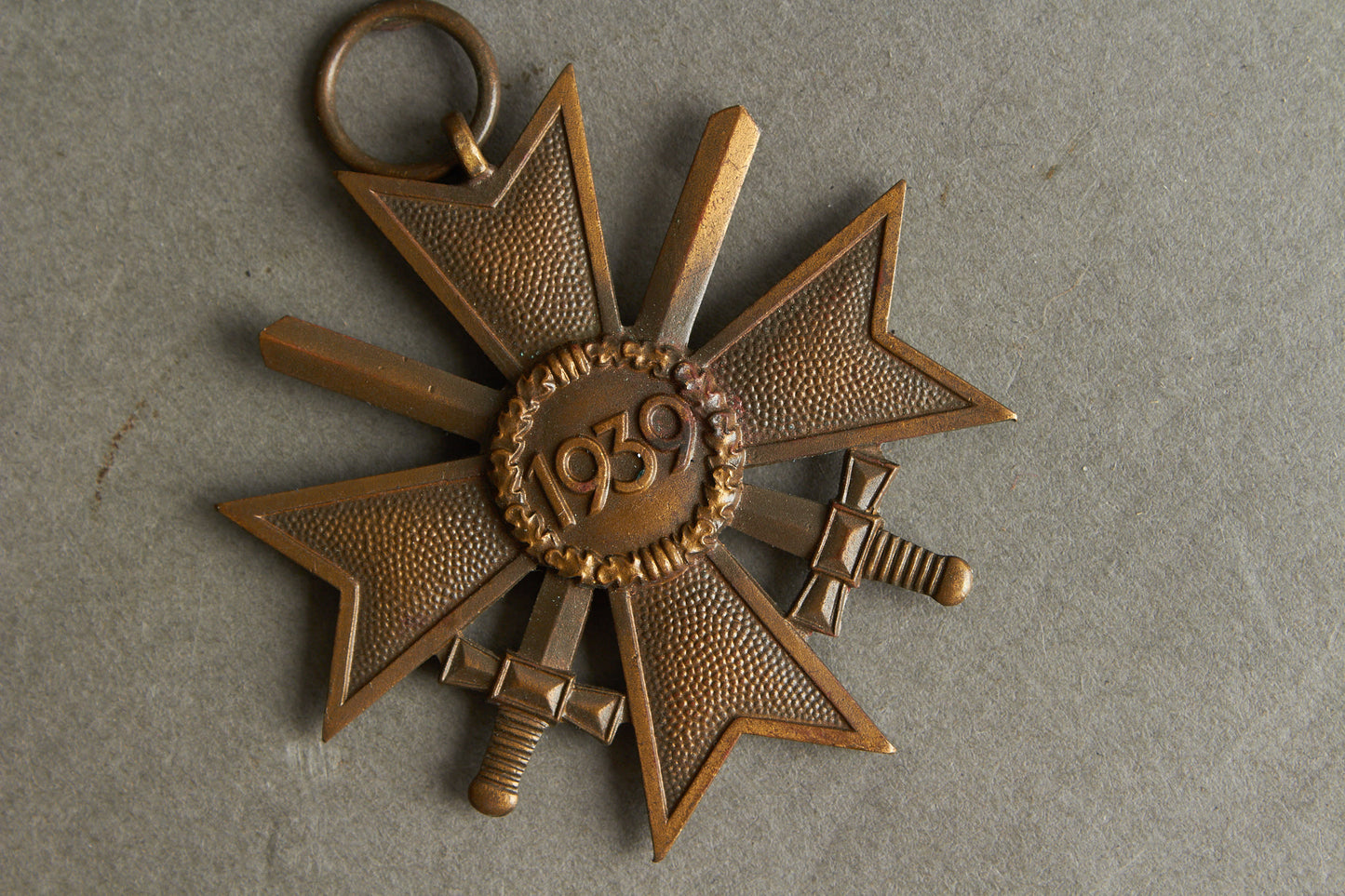 WW2 Tysk KVK m. Sværd. Stemplet fremstiller "85" i ringen. Original.