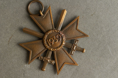 WW2 Tysk KVK m. Sværd. Stemplet fremstiller "85" i ringen. Original.