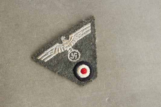 WW2 Tysk Fransk-Lavet M43 Kasket Mærke. Original.